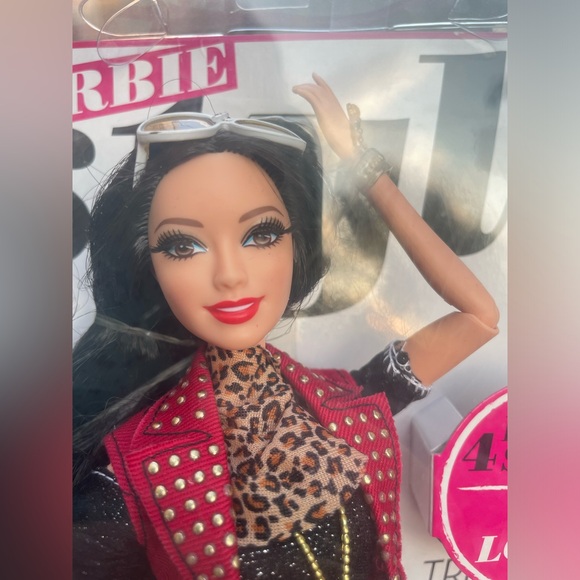 Raquelle Style Barbie Doll - Glam - Picture 3 of 15